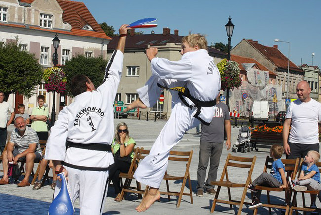 Modelowa impreza na rynku - zdjęcia