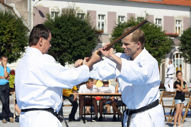 Modelowa impreza na rynku - zdjęcia