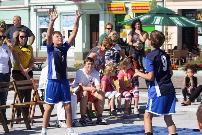 Modelowa impreza na rynku - zdjęcia