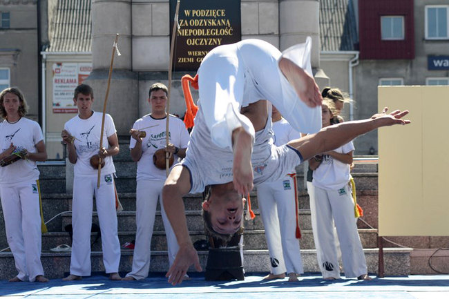 Modelowa impreza na rynku - zdjęcia