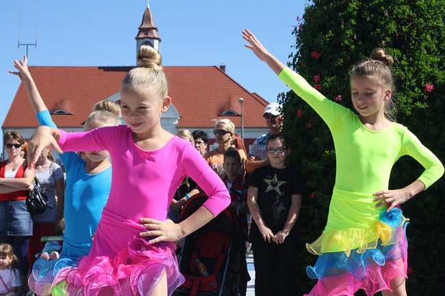 Modelowa impreza na rynku - zdjęcia