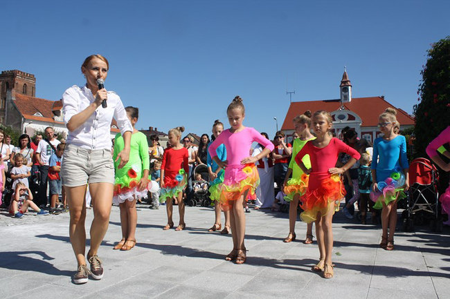 Modelowa impreza na rynku - zdjęcia