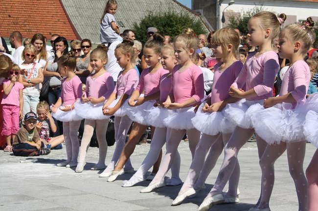 Modelowa impreza na rynku - zdjęcia