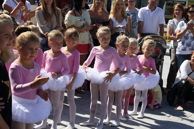 Modelowa impreza na rynku - zdjęcia