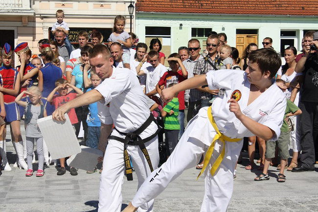 Modelowa impreza na rynku - zdjęcia