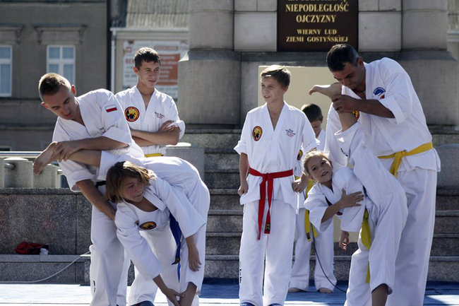 Modelowa impreza na rynku - zdjęcia