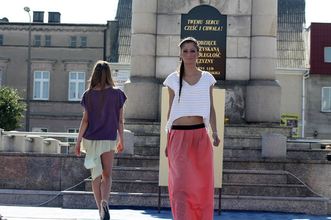 Modelowa impreza na rynku - zdjęcia