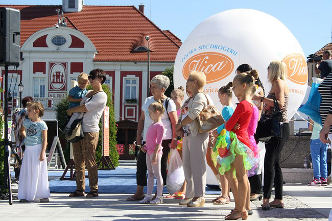 Modelowa impreza na rynku - zdjęcia