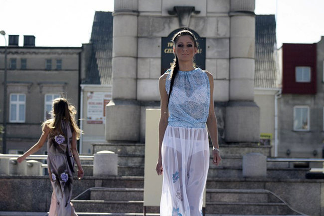 Modelowa impreza na rynku - zdjęcia