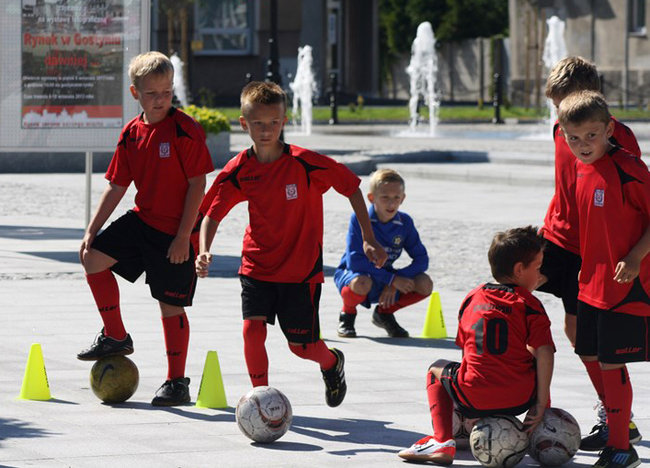 Modelowa impreza na rynku - zdjęcia