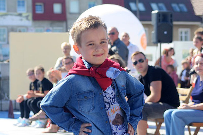 Modelowa impreza na rynku - zdjęcia