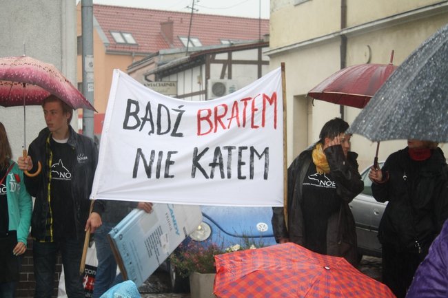 Przykuli się łańcuchami - zdjęcia