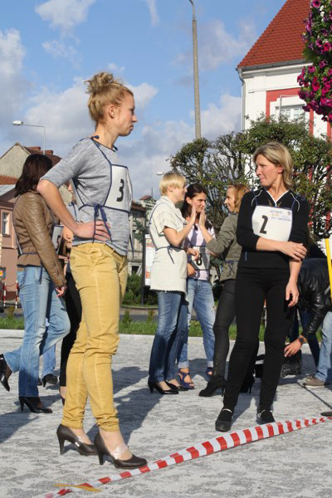 Bruk kontra szpilki - zdjęcia