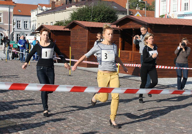 Bruk kontra szpilki - zdjęcia