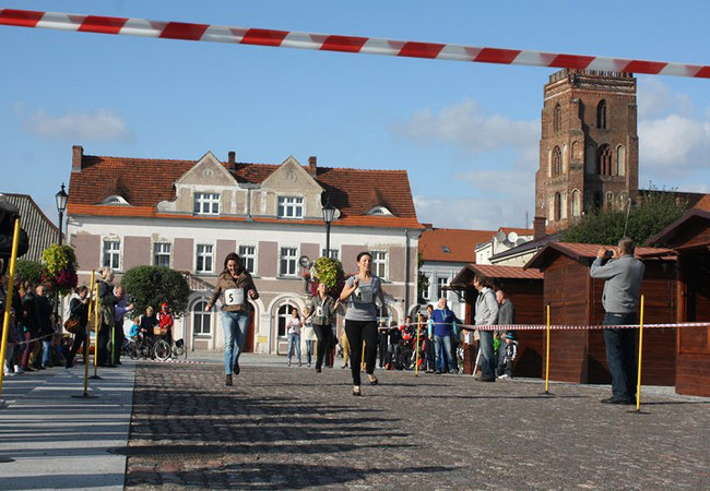 Bruk kontra szpilki - zdjęcia