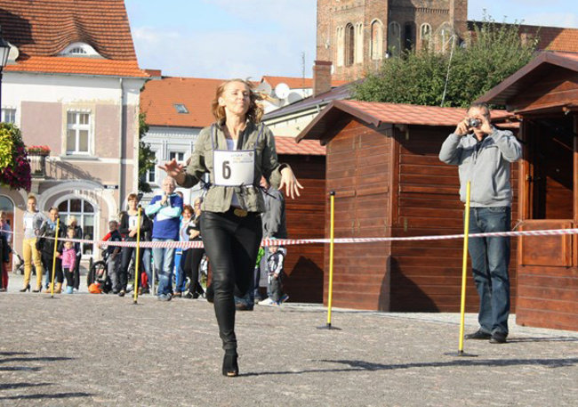 Bruk kontra szpilki - zdjęcia