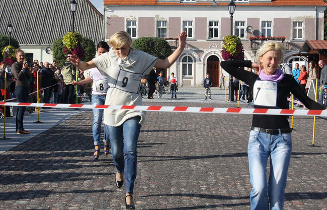 Bruk kontra szpilki - zdjęcia