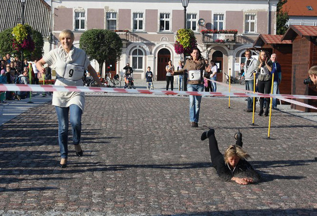 Bruk kontra szpilki - zdjęcia