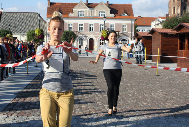 Bruk kontra szpilki - zdjęcia