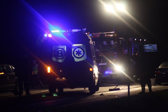 Ściął dwa znaki drogowe - zdjęcia