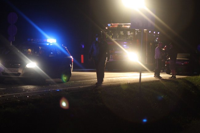 Ściął dwa znaki drogowe - zdjęcia