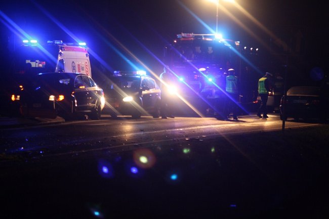 Ściął dwa znaki drogowe - zdjęcia