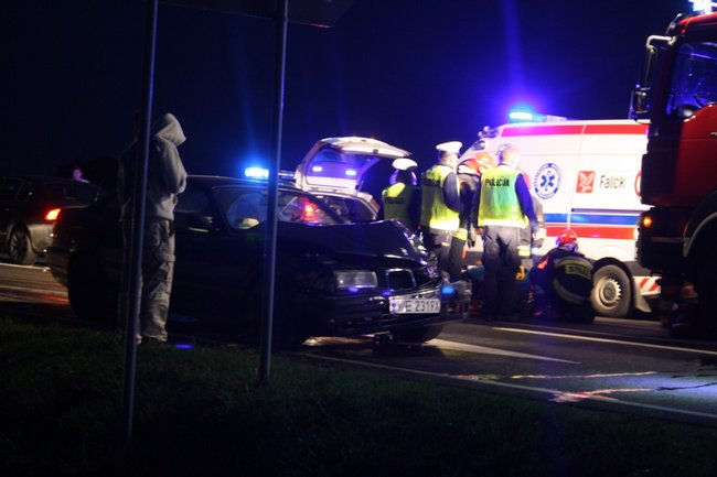 Ściął dwa znaki drogowe - zdjęcia