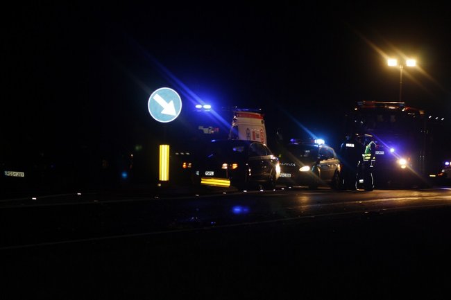 Ściął dwa znaki drogowe - zdjęcia