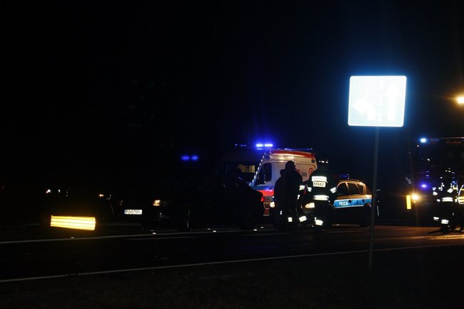 Ściął dwa znaki drogowe - zdjęcia