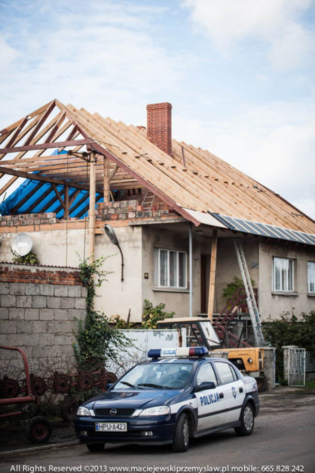 Spadł z dachu, jego stan jest ciężki - zdjęcia