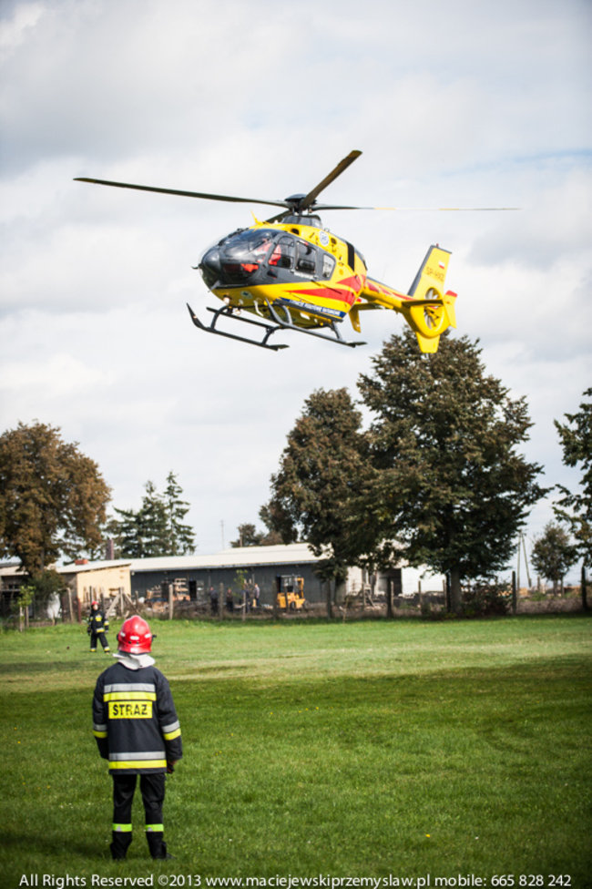 Spadł z dachu, jego stan jest ciężki - zdjęcia