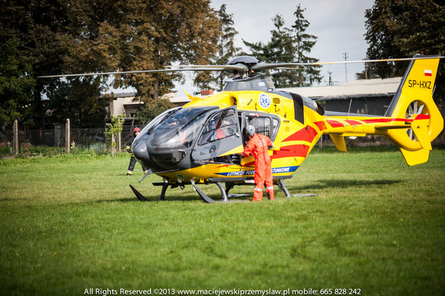 Spadł z dachu, jego stan jest ciężki - zdjęcia