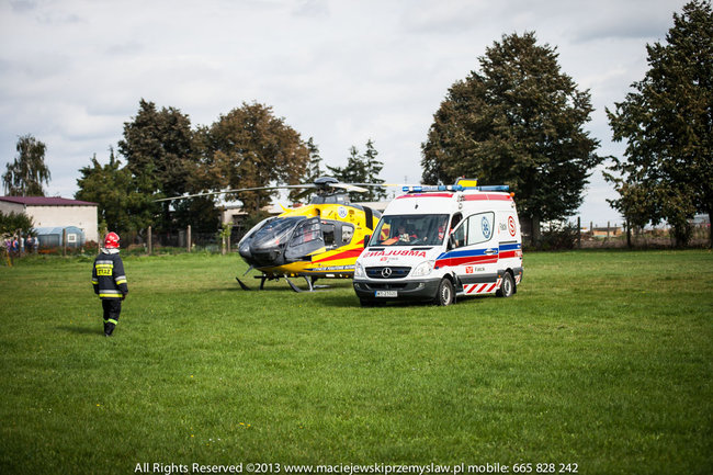 Spadł z dachu, jego stan jest ciężki - zdjęcia