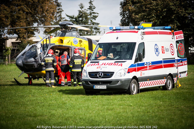 Spadł z dachu, jego stan jest ciężki - zdjęcia