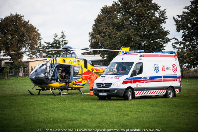 Spadł z dachu, jego stan jest ciężki - zdjęcia