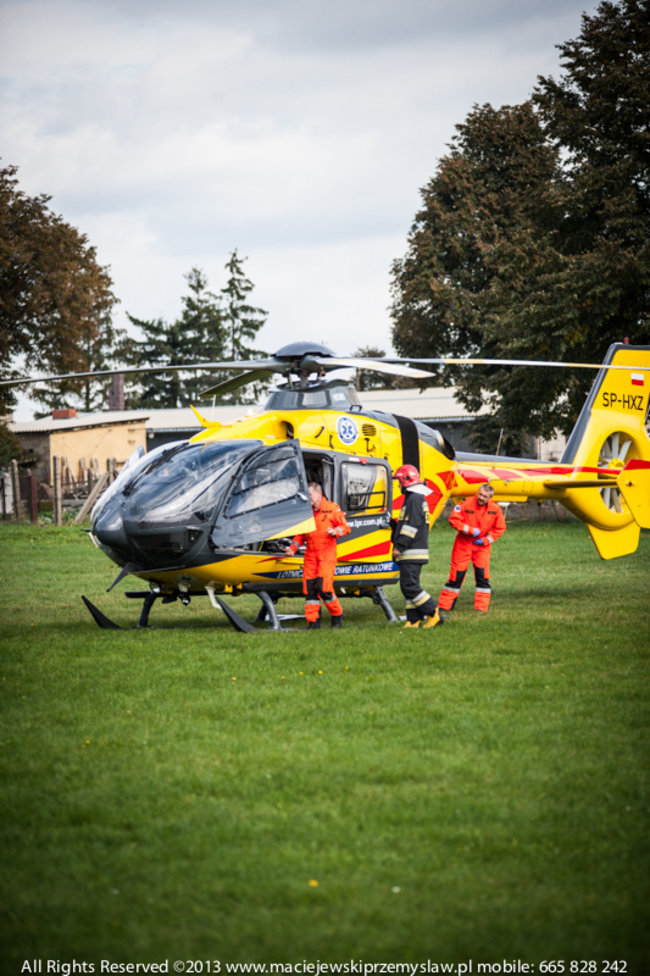 Spadł z dachu, jego stan jest ciężki - zdjęcia