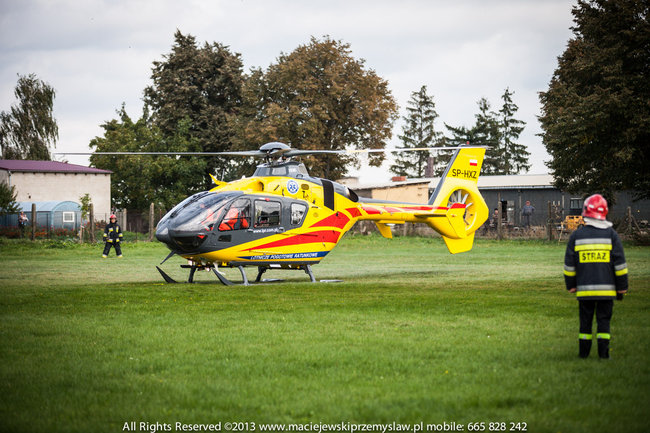 Spadł z dachu, jego stan jest ciężki - zdjęcia