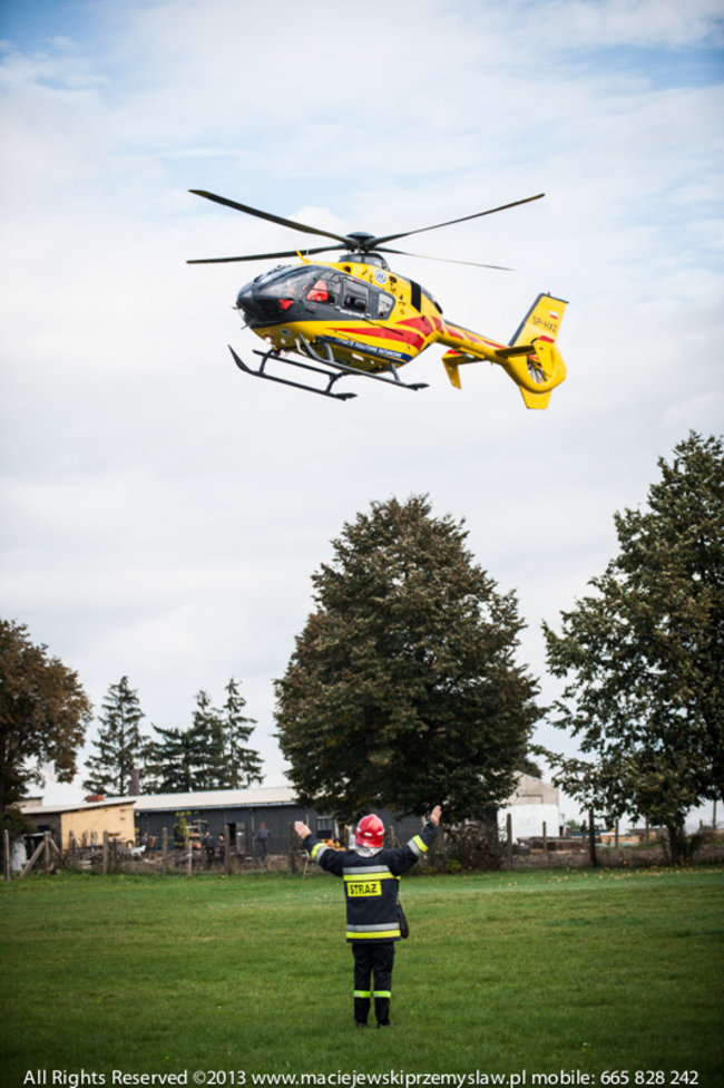 Spadł z dachu, jego stan jest ciężki - zdjęcia
