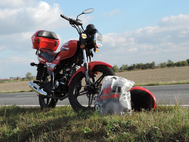 TIR zahaczył motorowerzystę - zdjęcia