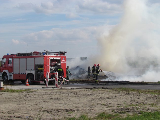 Groźny pożar przy stacji paliw - zdjęcia