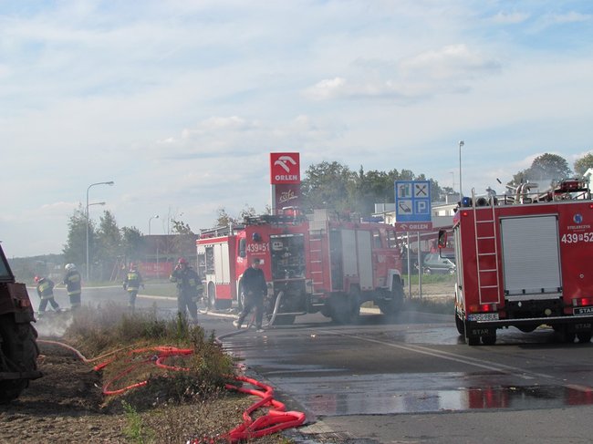 Groźny pożar przy stacji paliw - zdjęcia