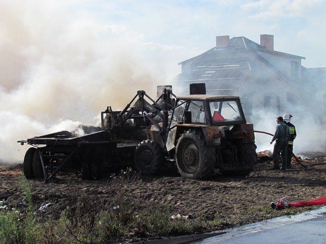 Groźny pożar przy stacji paliw - zdjęcia