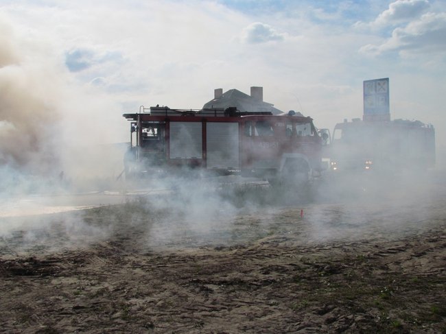 Groźny pożar przy stacji paliw - zdjęcia