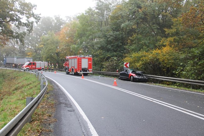 Samochód wbił się w barierki - zdjęcia