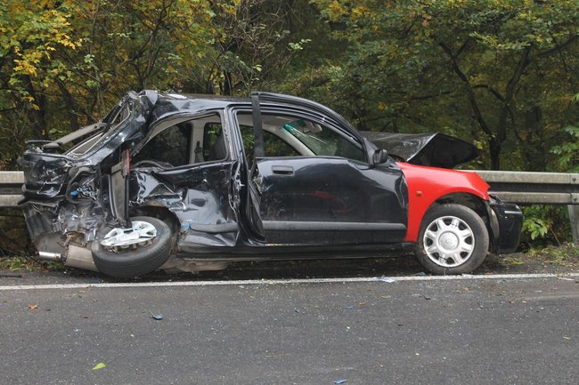 Samochód wbił się w barierki - zdjęcia