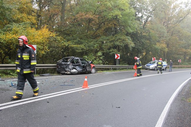 Samochód wbił się w barierki - zdjęcia
