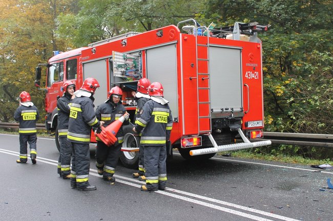 Samochód wbił się w barierki - zdjęcia