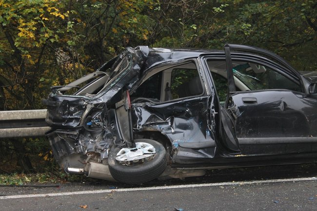Samochód wbił się w barierki - zdjęcia