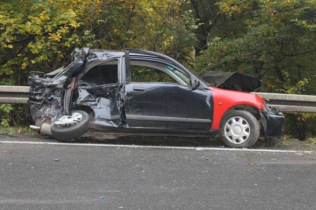 Samochód wbił się w barierki - zdjęcia