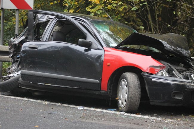 Samochód wbił się w barierki - zdjęcia